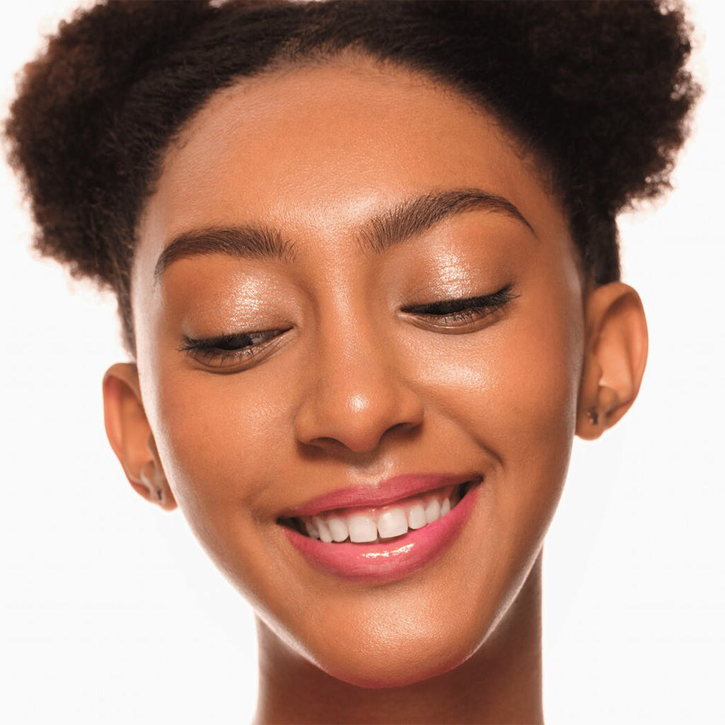 Essence Jelly Jewels Glitter Eyeshadow Topper (4.2g) - Model Shot 3 [01 Golden Glam]