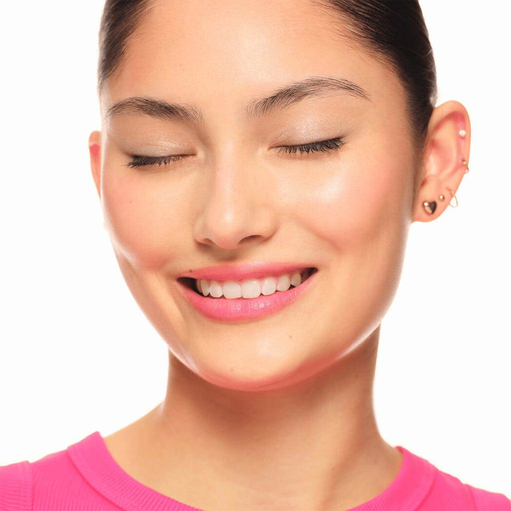 Essence Jelly Jewels Glitter Eyeshadow Topper (4.2g) - Model Shot 4 [01 Golden Glam]