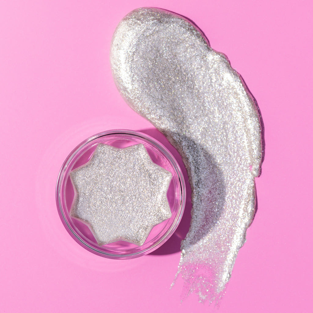 Essence Jelly Jewels Glitter Eyeshadow Topper (4.2g) - Lifestyle Shot 1 [01 Golden Glam]