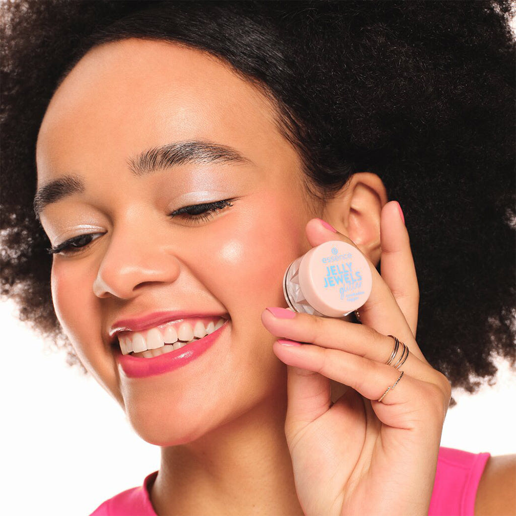 Essence Jelly Jewels Glitter Eyeshadow Topper (4.2g) - Model Shot 3 [02 Celestial Shimmer]