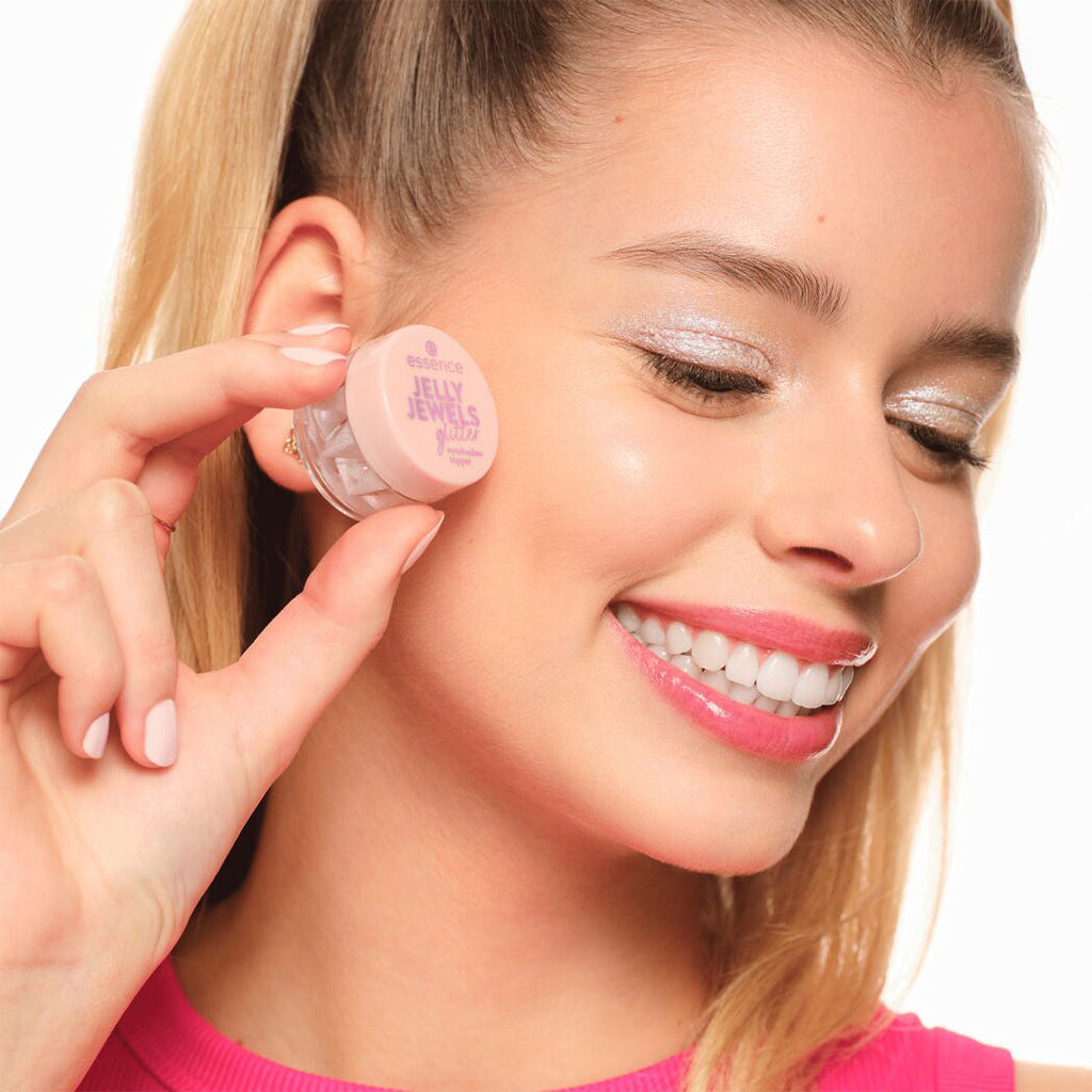 Essence Jelly Jewels Glitter Eyeshadow Topper (4.2g) - Model Shot 4 [02 Celestial Shimmer]