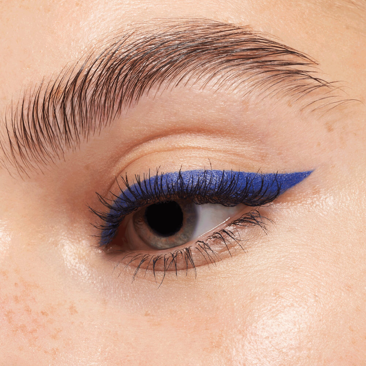 Essence Kajal Pencil Eyeliner (1g) - Model Shot 1 [30 Classic Blue]