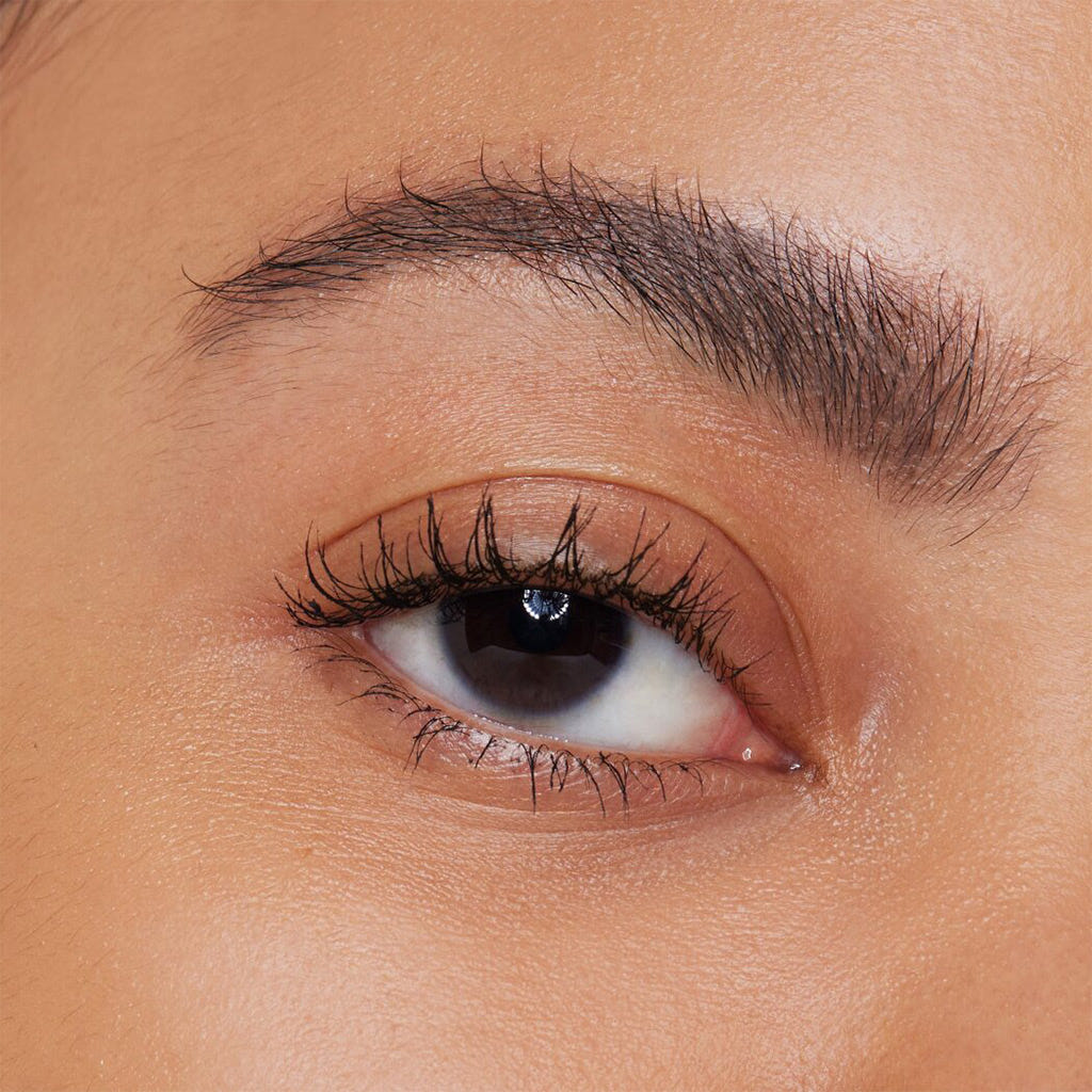 Essence Lash Like A Boss Instant Volume & Length Mascara Ultra Black (9.5ml) - Model Shot 2