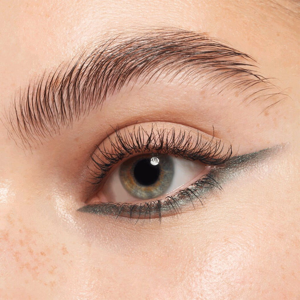 Essence Long Lasting Eye Pencil (0.28g) - Model Shot 1 [12 I Have A Green]