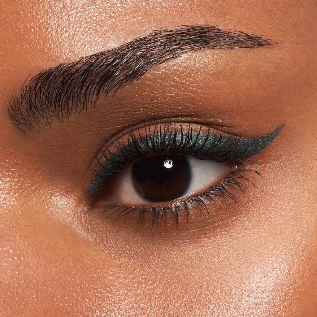 Essence Long Lasting Eye Pencil (0.28g) - Model Shot 2 [12 I Have A Green]