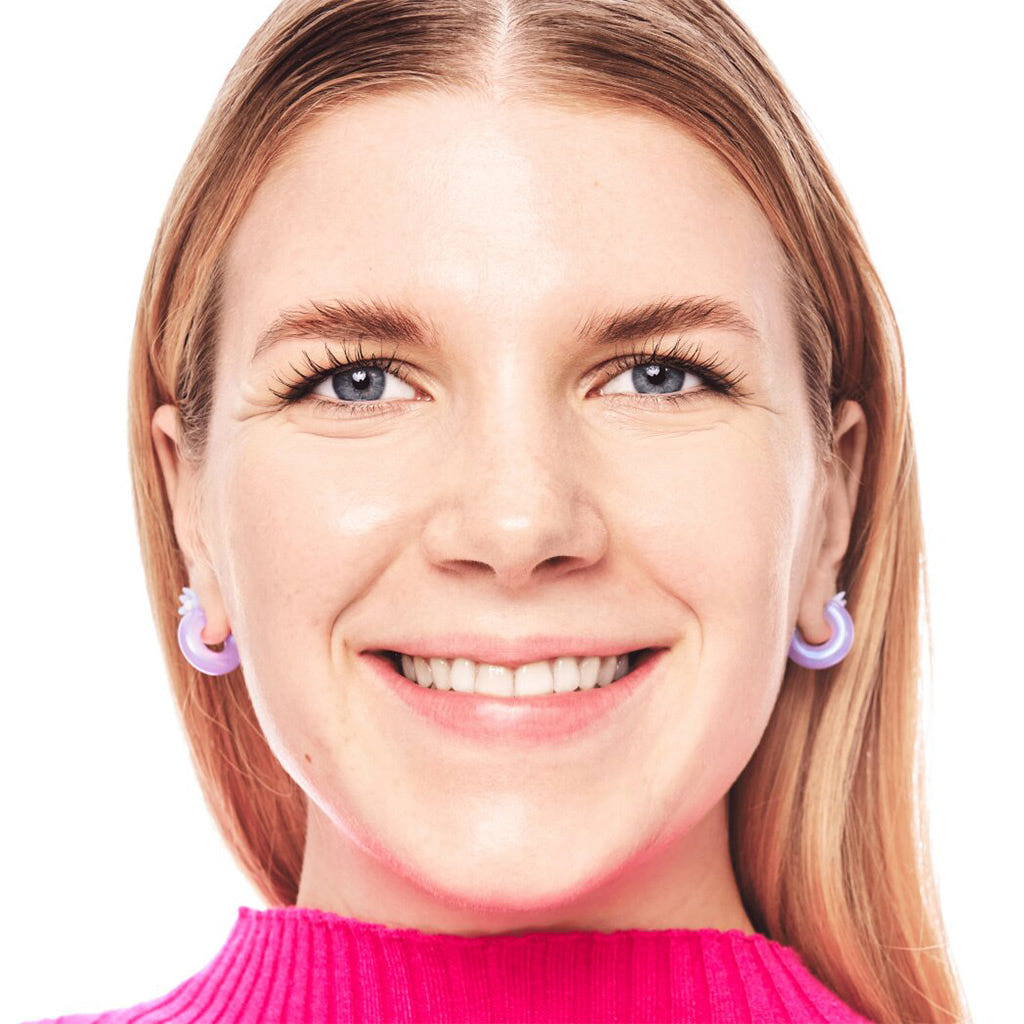 Essence Skin Lovin' Sensitive Concealer (3.5ml) - Model Shot 2 [10 Light]