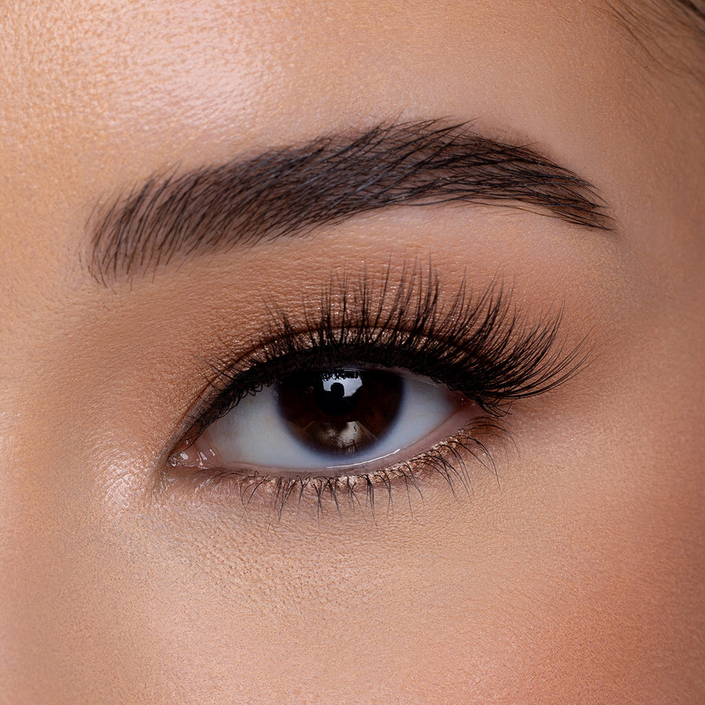 House of Lashes - Iconic Lite Demi (Model Shot 1)