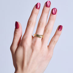 Kiss Core Magnetic False Nails - Flaming (Model Shot 1)