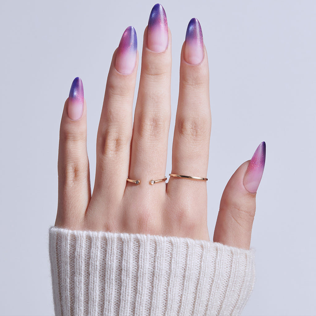 Kiss Core Magnetic False Nails - Twinkling Stars (Model Shot 1)