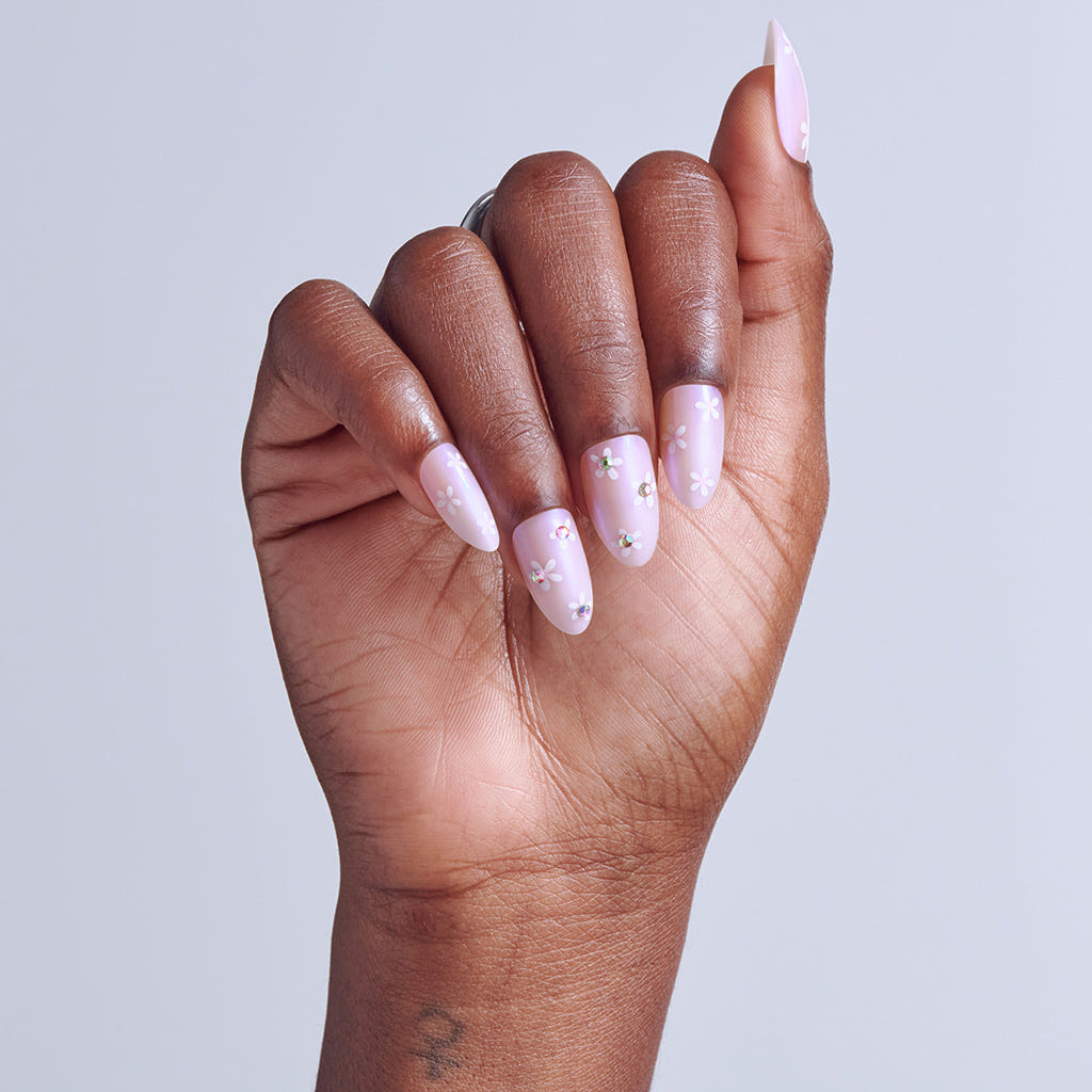 Kiss Glam 3D & Jewelled False Nails - Breeze of Bliss (Model Shot 1)