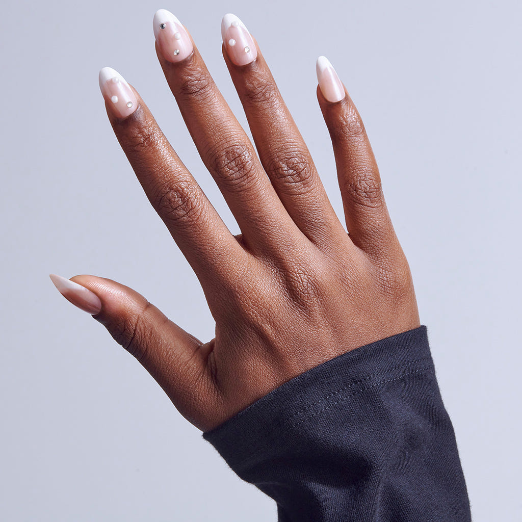 Kiss Glam 3D & Jewelled False Nails - Serendipity Awaits (Model Shot 1)