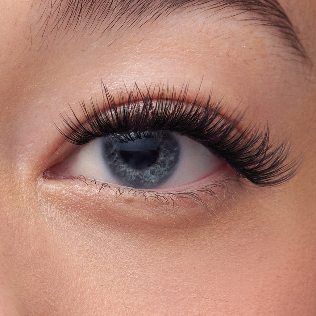 Kiss imPRESS Lashes Cluster Kit - Classic Wispy (Model Shot 1)