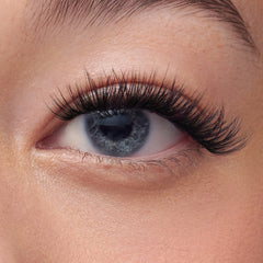 Kiss imPRESS Lashes Cluster Kit - Classic Wispy (Model Shot 1)