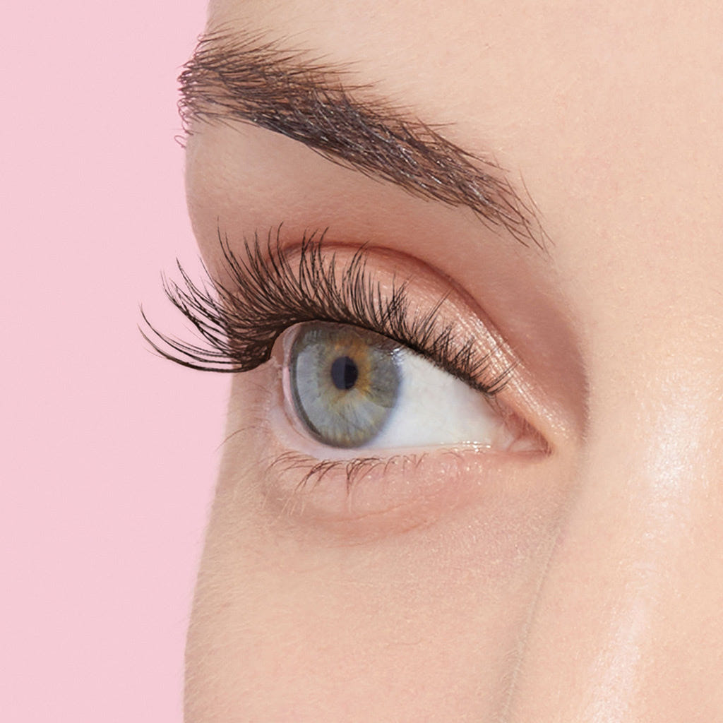 Kiss imPRESS Press-on Falsies Lash Kit - Voluminous (Model Shot 1)