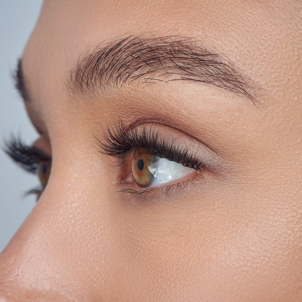 Kiss Lash Atelier Lash Extensions Design Kit - Anime (Model Shot 2 - Side)