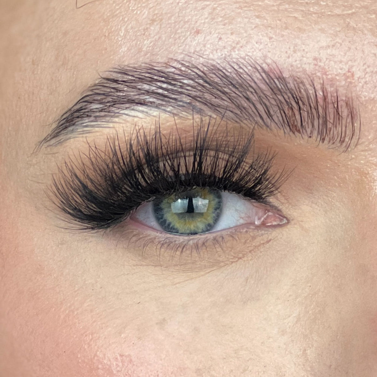 Kiss Lash Couture Luxtensions Collection - Russian Volume (Model Shot)