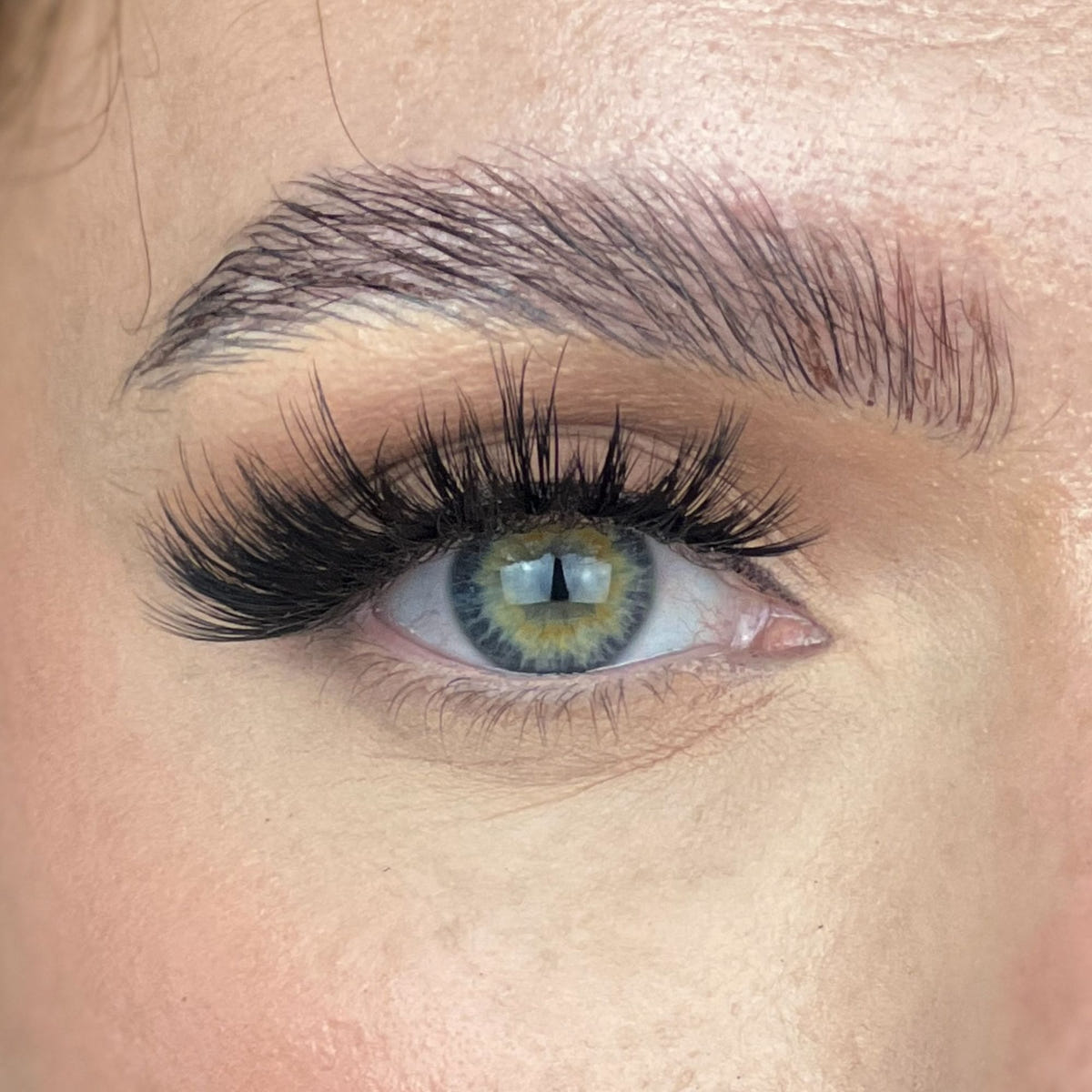 Kiss Lash Couture Naked Drama - Organza (Model Shot)