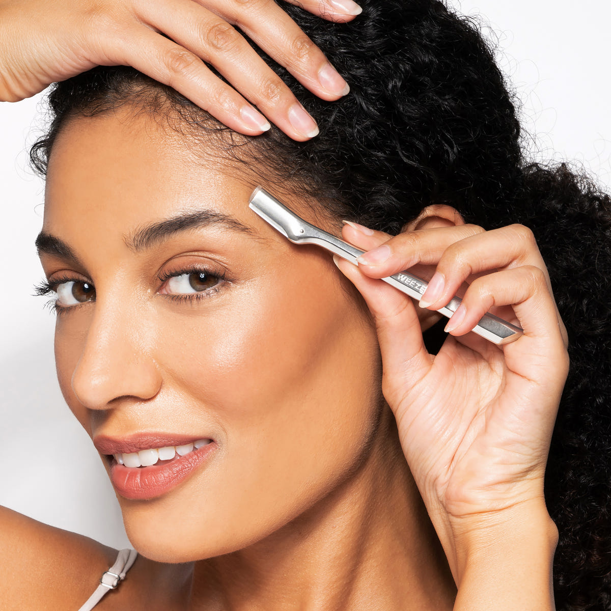 Tweezerman Almond Eyelash Comb (Model Shot 1)
