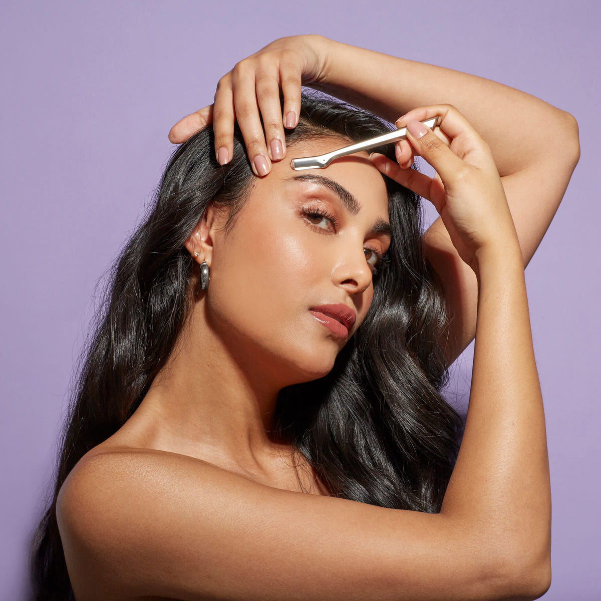 Tweezerman Almond Eyelash Comb (Model Shot 3)
