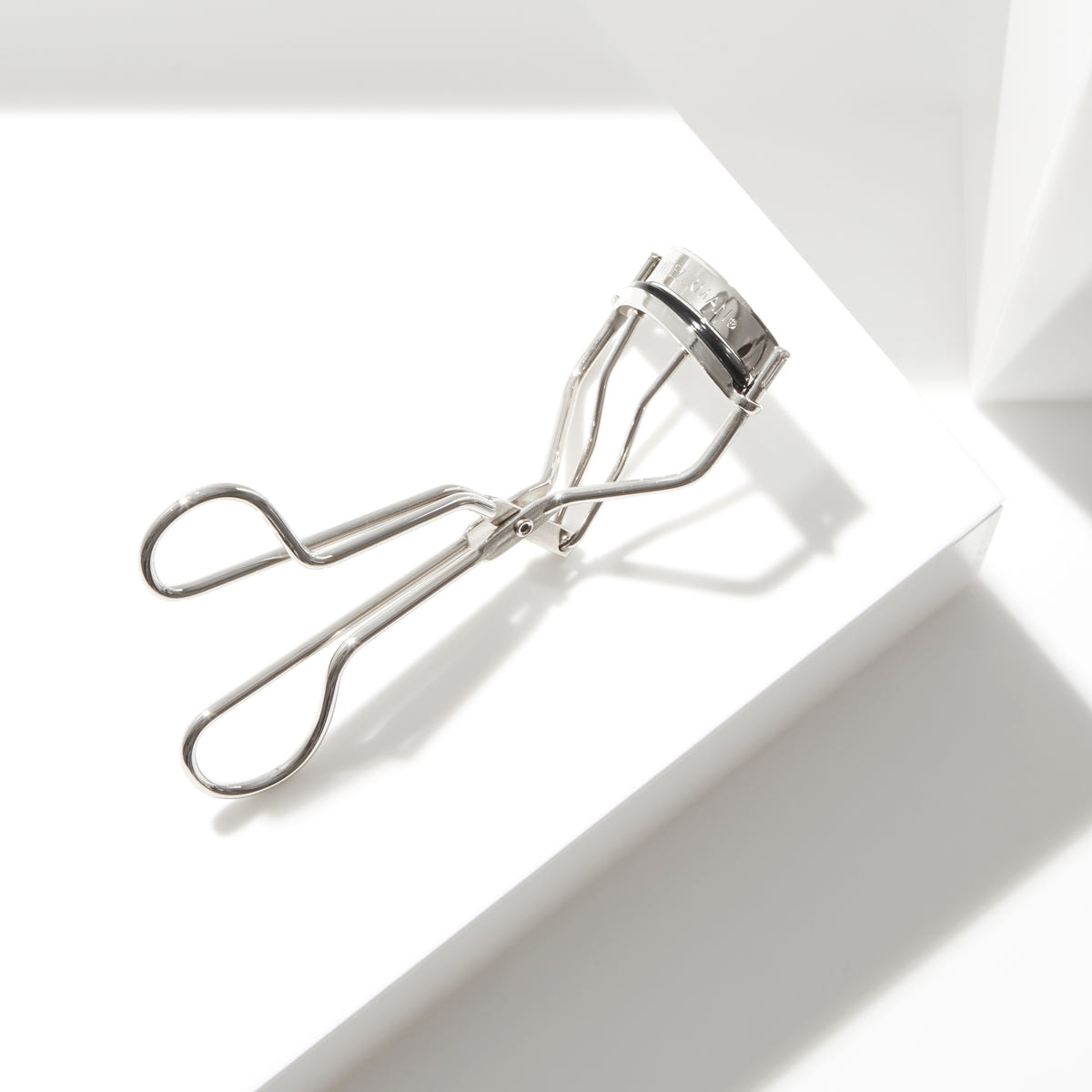 Tweezerman Classic Lash Curler (Lifestyle 1)