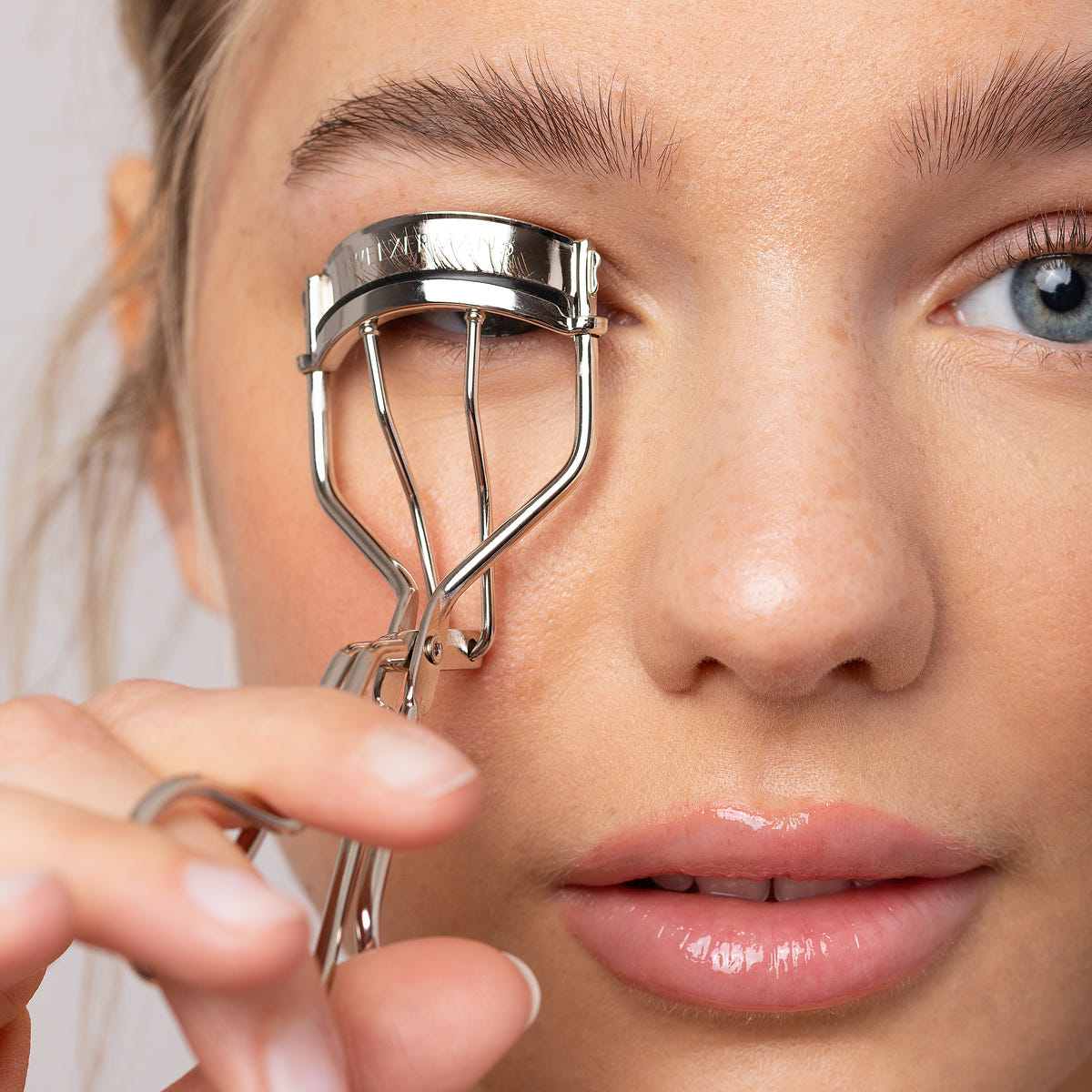 Tweezerman Classic Lash Curler (Model Shot 1)