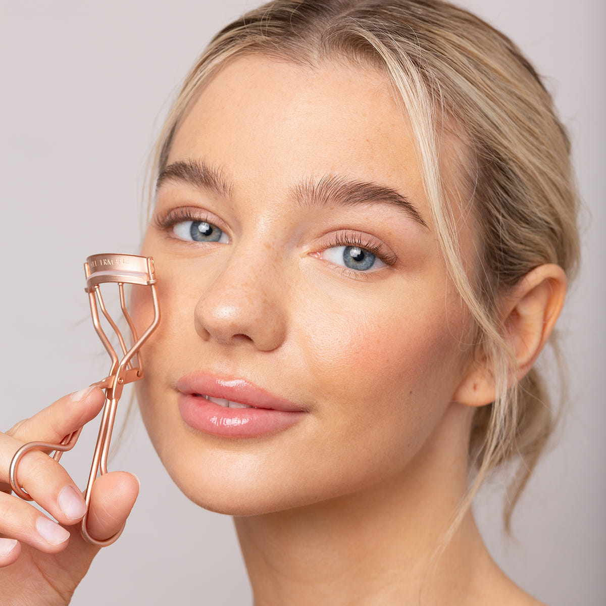 Tweezerman Classic Lash Curler Rose Gold (Model Shot 2)