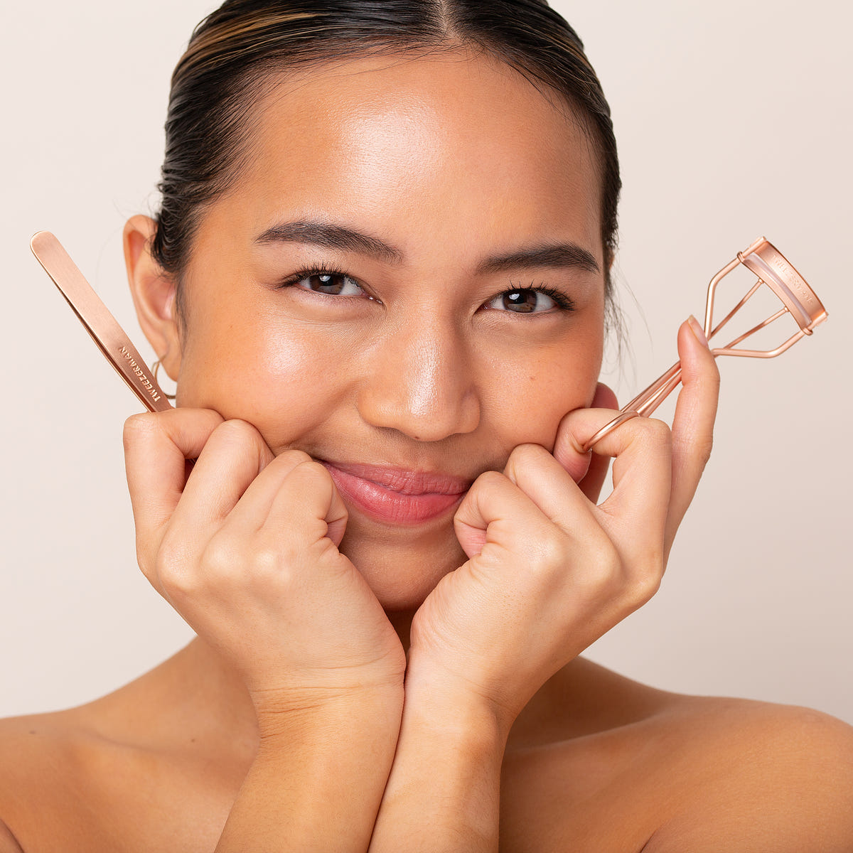 Tweezerman Classic Lash Curler Rose Gold (Model Shot 4)