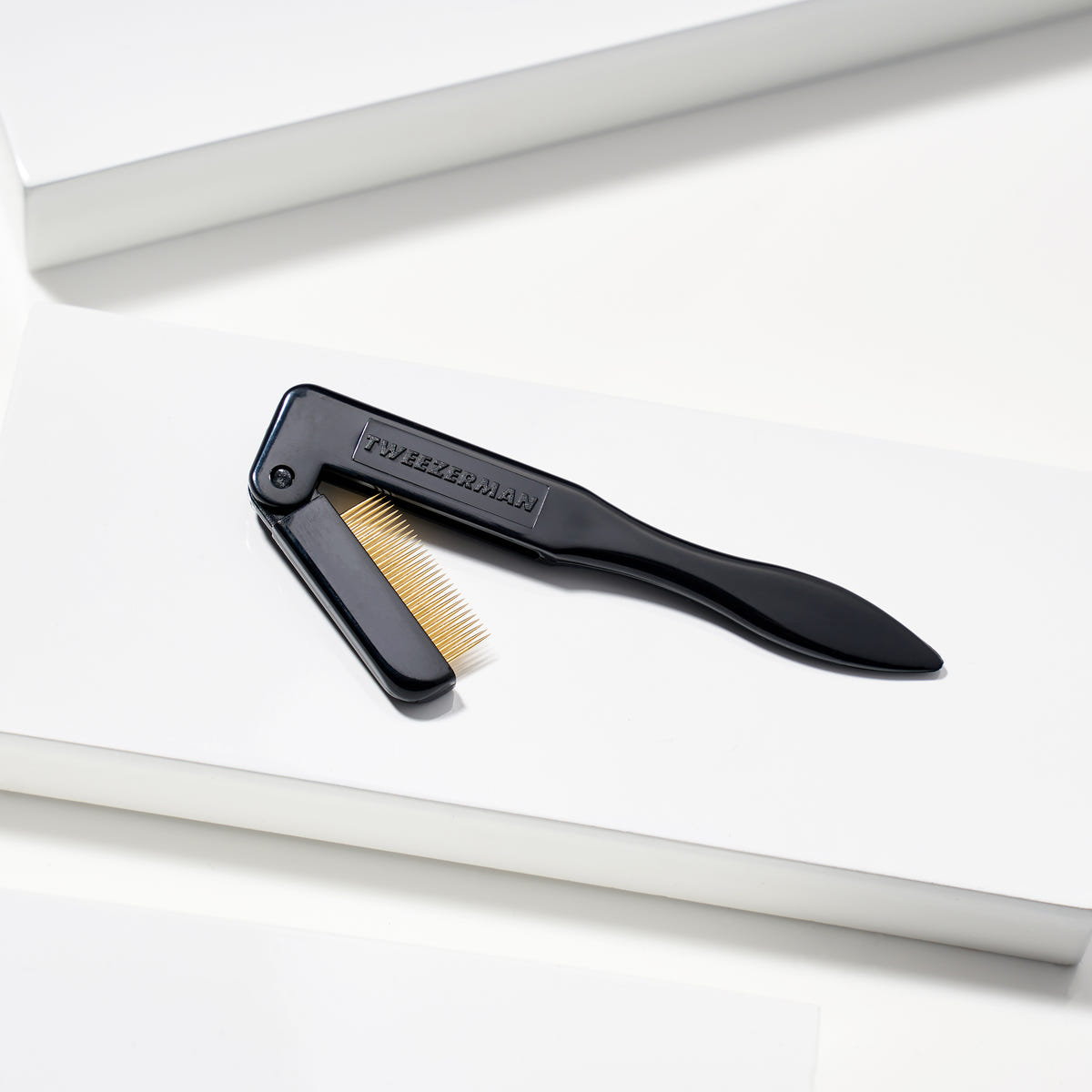 Tweezerman Folding iLash Comb (Lifestyle 1)