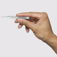 Tweezerman Ingrown Hair/Splintertweeze (Model Shot 2)