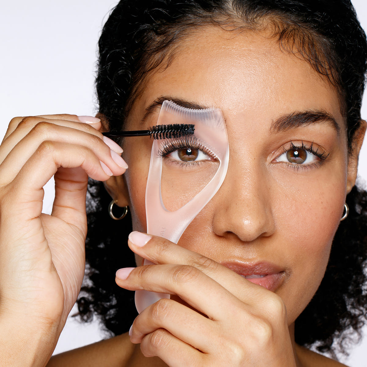 Tweezerman Lash Guard & Comb (Model Shot 1)