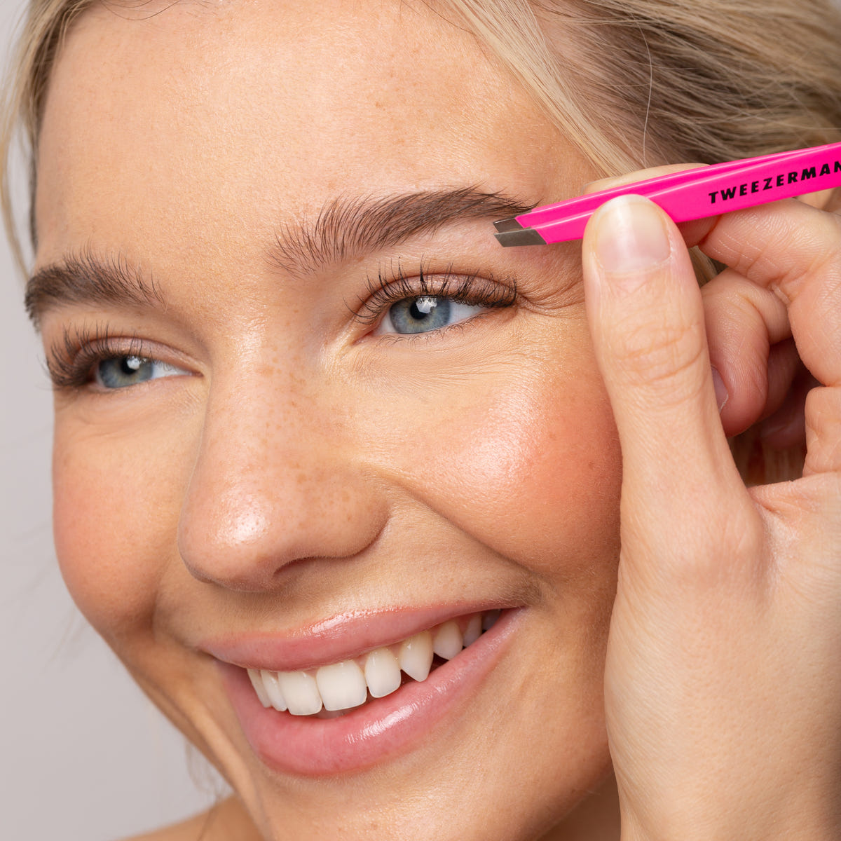 Tweezerman Mini Slant Tweezer Neon Pink (Model Shot 2)