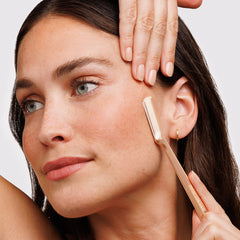 Tweezerman Rose Gold Facial Razor (Model Shot 1)