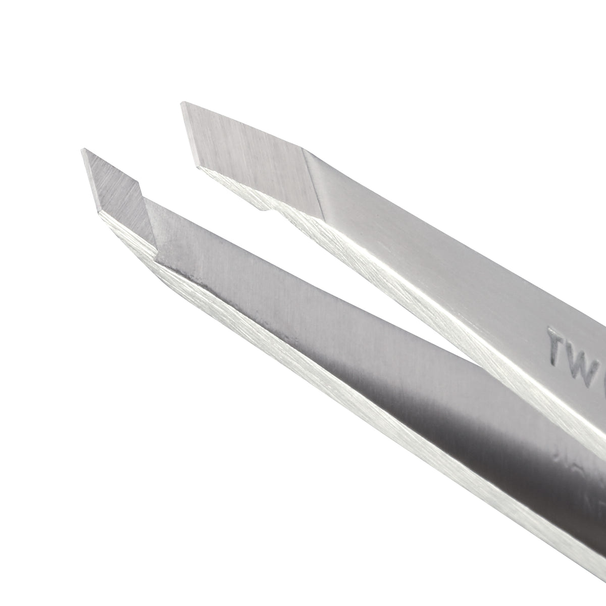Tweezerman Slant Tweezer Classic (Close up)