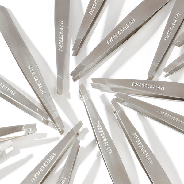 Tweezerman Slant Tweezer Classic (Lifestyle 2)