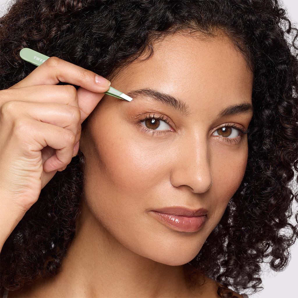 Tweezerman Slant Tweezer Pistachio (Model Shot 1)