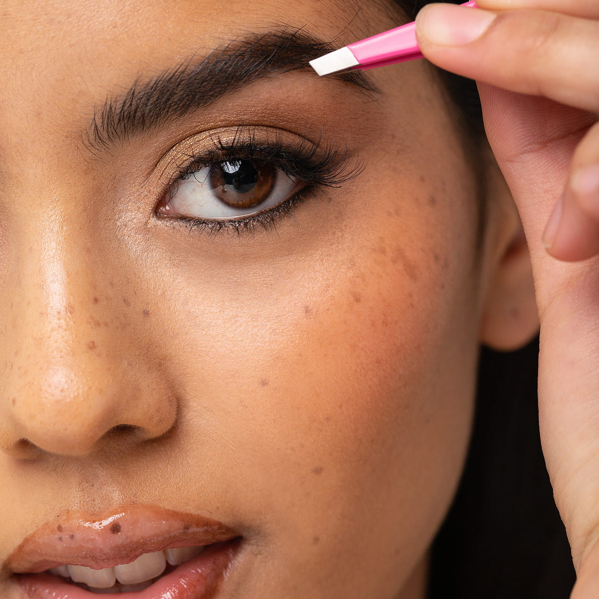 Tweezerman Slant Tweezer Pretty In Pink (Model Shot 2)
