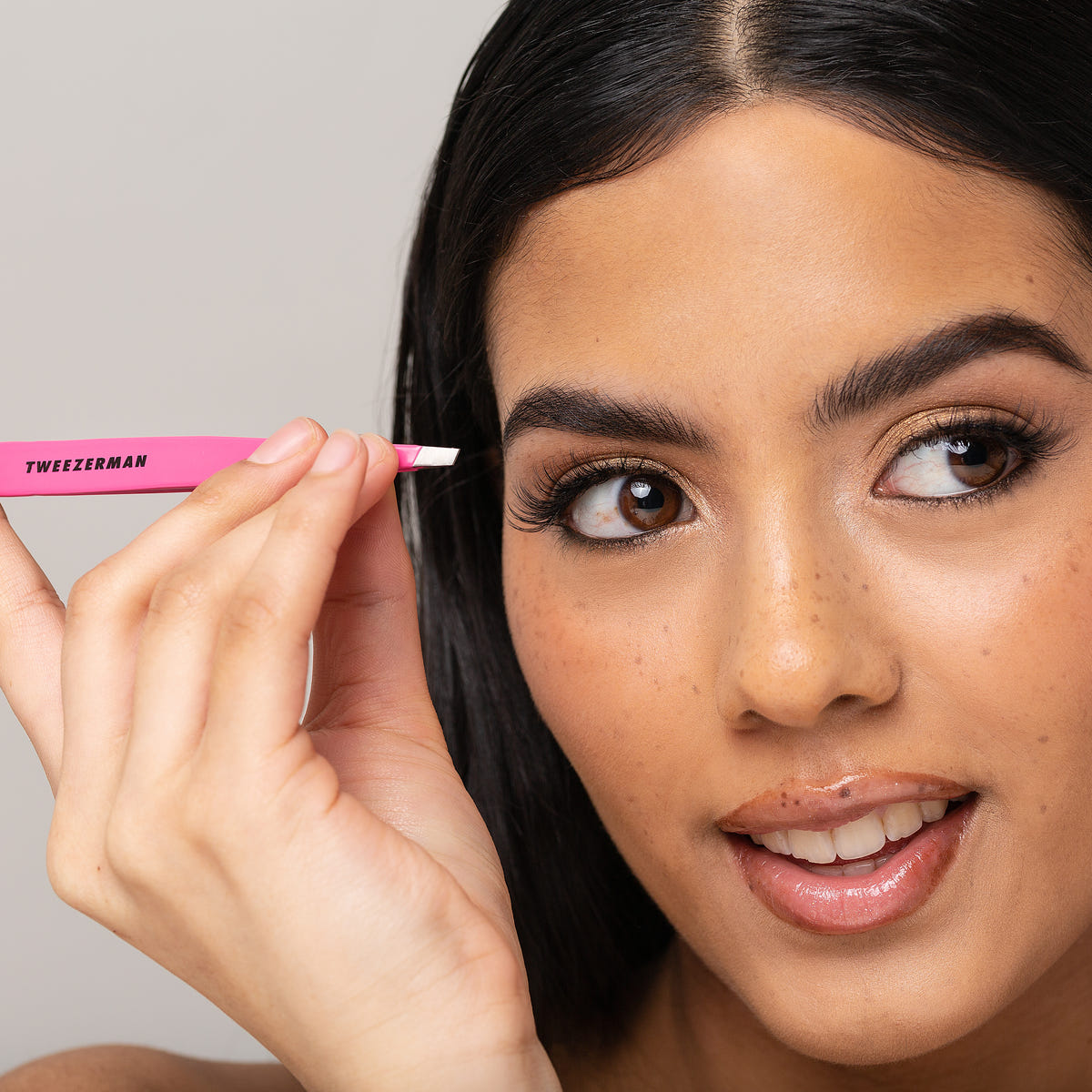 Tweezerman Slant Tweezer Pretty In Pink (Model Shot 3)