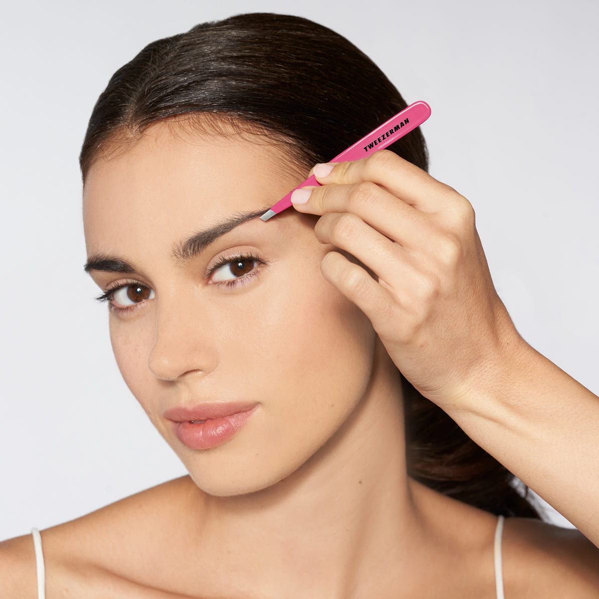 Tweezerman Slant Tweezer Pretty In Pink (Model Shot 4)