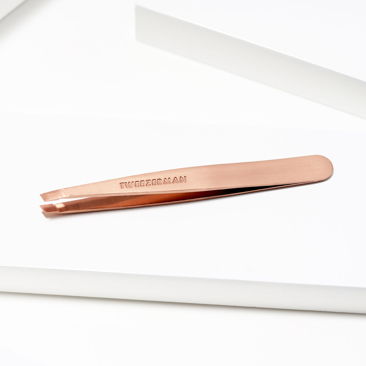 Tweezerman Slant Tweezer Rose Gold (Lifestyle 1)