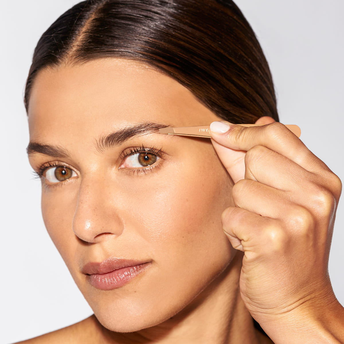 Tweezerman Slant Tweezer Rose Gold (Model Shot 1)