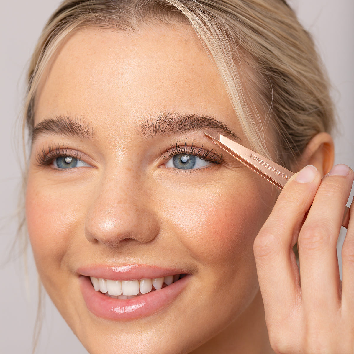Tweezerman Slant Tweezer Rose Gold (Model Shot 3)