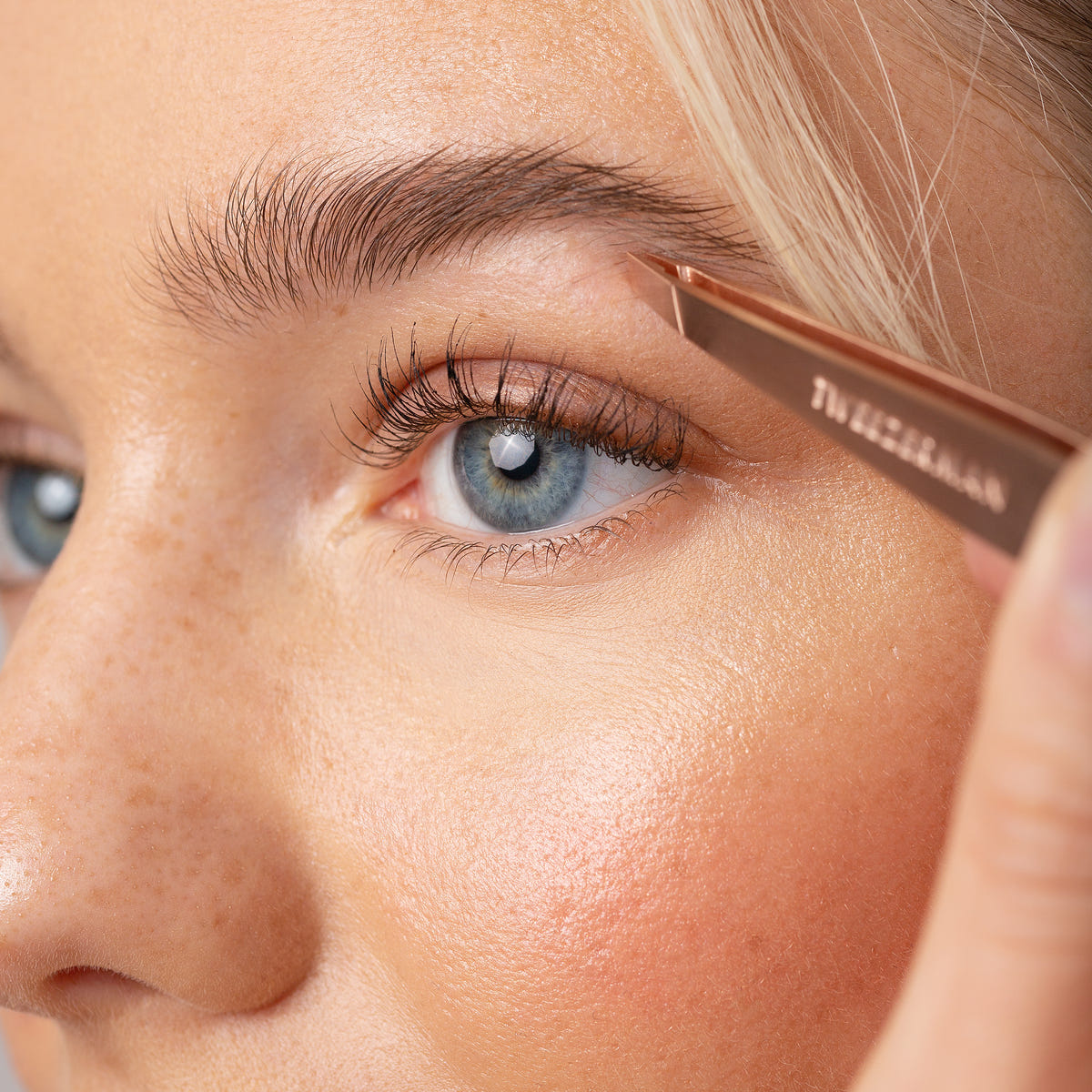 Tweezerman Slant Tweezer Rose Gold (Model Shot 4)