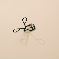 UKLASH Eyelash Curler (Lifestyle Shot 3)