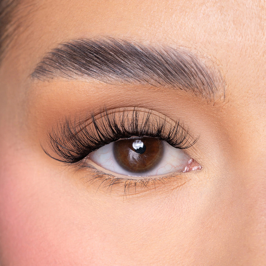 Unicorn Cosmetics UnBearlievable Don't Curl My Vibe Cluster Lashes - Classics (Model Shot)