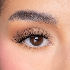 Unicorn Cosmetics UnBearlievable Don't Curl My Vibe Cluster Lashes - Classics (Model Shot)