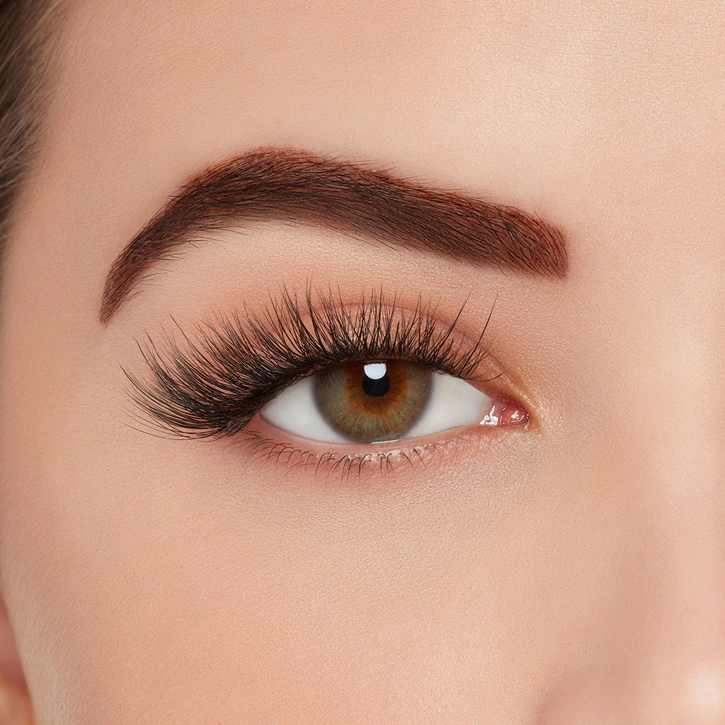 Ardell Mega Volume Lashes Black 262 (Model Shot 1)