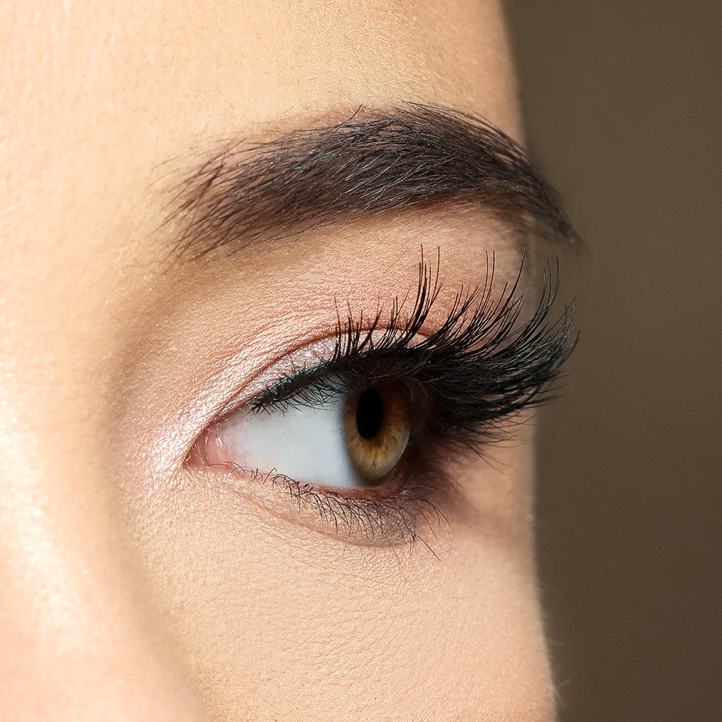 House of Lashes - Ethereal Lite (Model Shot 2)