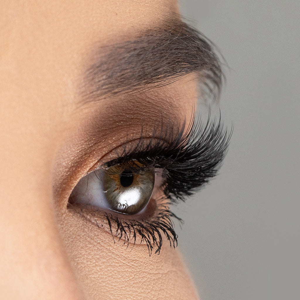 House of Lashes - Pixie Mini (Model Shot 2)