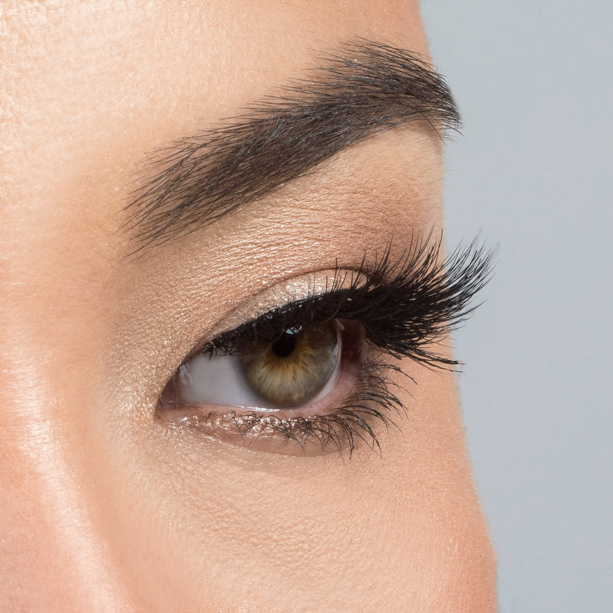 House of Lashes - Serene Lite (Model Shot - Side)