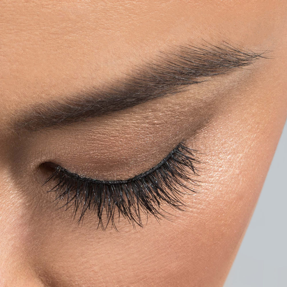House of Lashes - Serene Lite (Model Shot - Above)